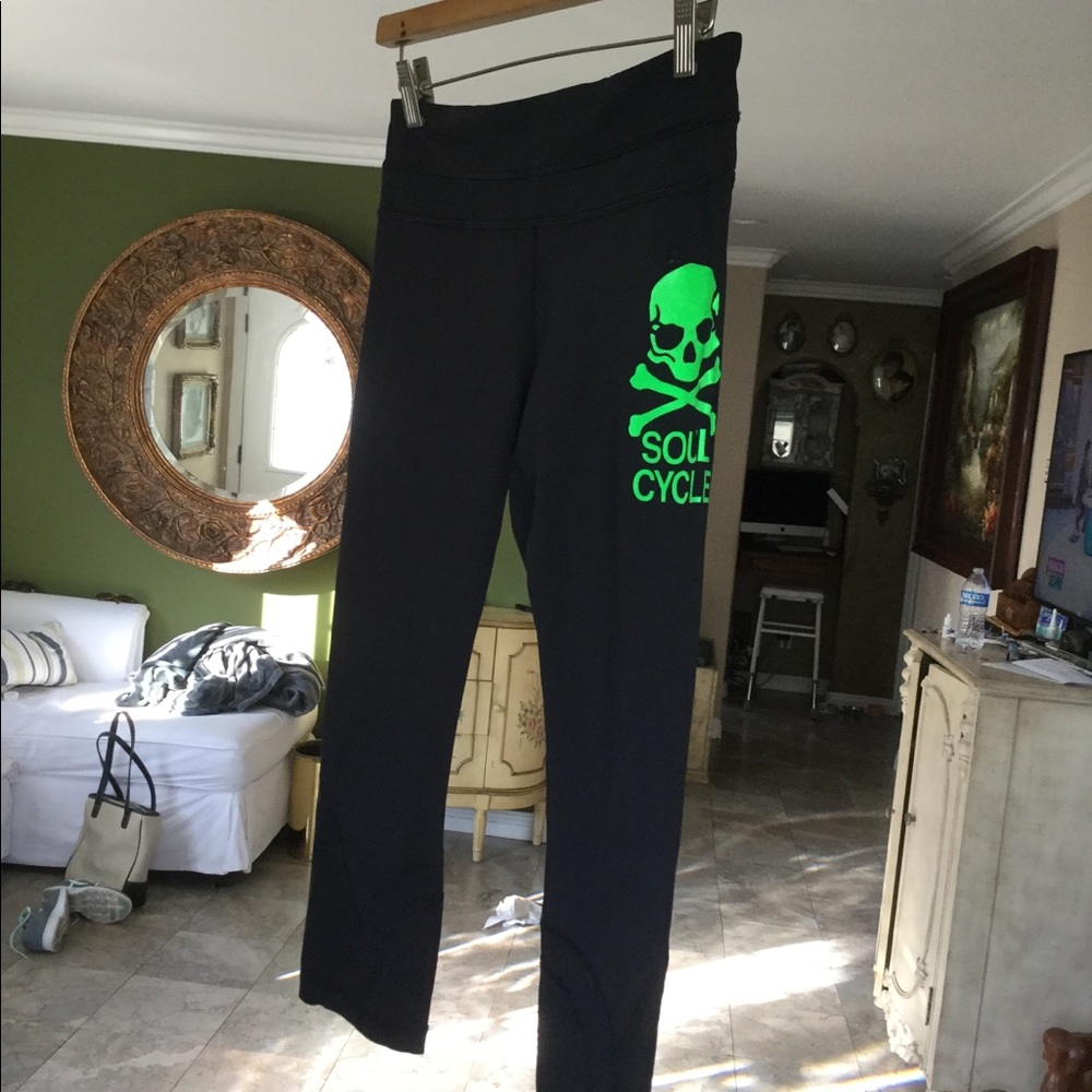 LULULEMON capris size 6 very good condition